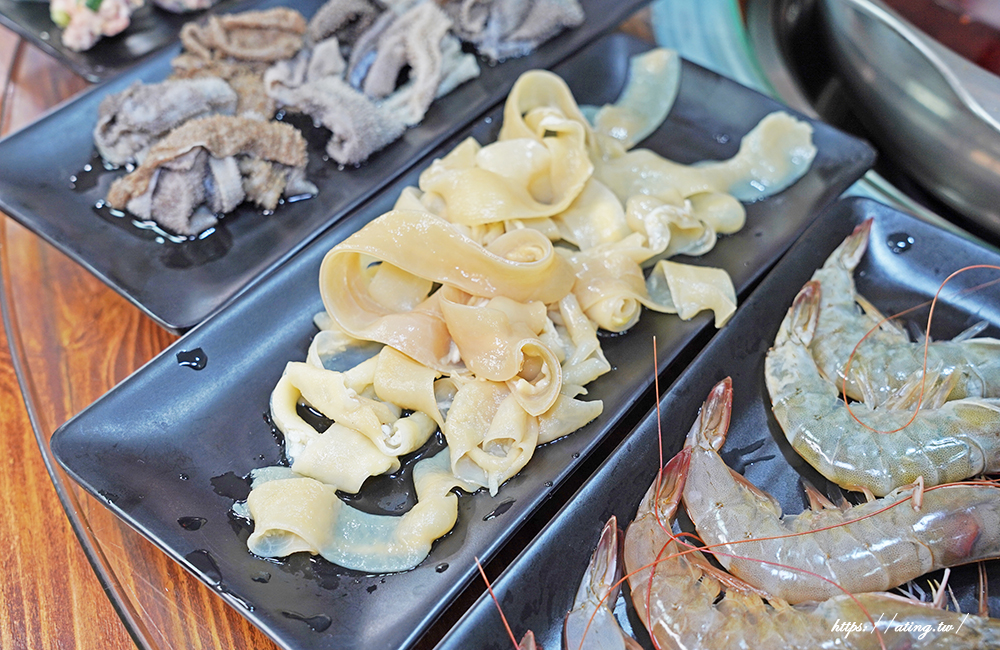 豐原十三涮重慶老火鍋｜祖傳秘製麻辣底料搭配超嫩手切溫體牛，自助吧吃到飽 CP 值爆表！