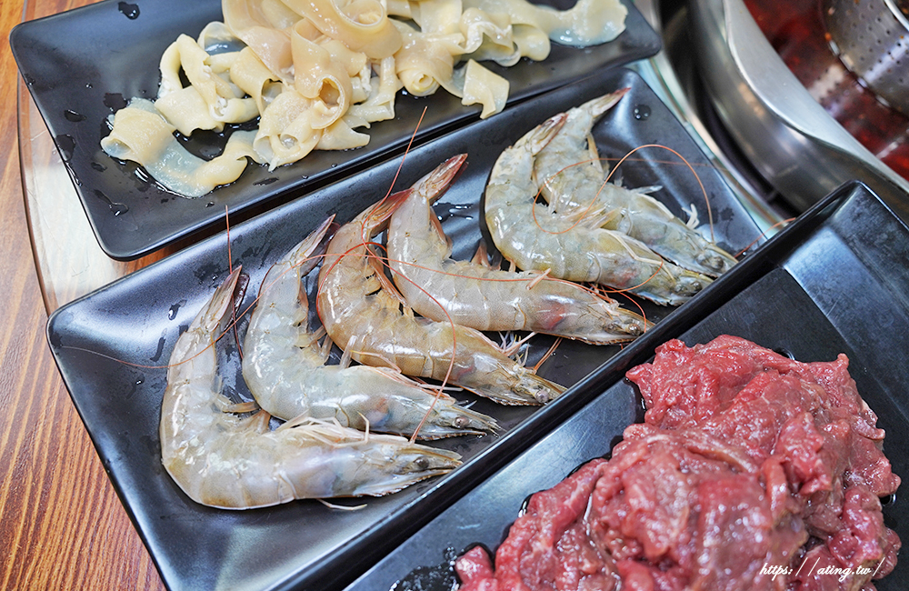 豐原十三涮重慶老火鍋｜祖傳秘製麻辣底料搭配超嫩手切溫體牛，自助吧吃到飽 CP 值爆表！