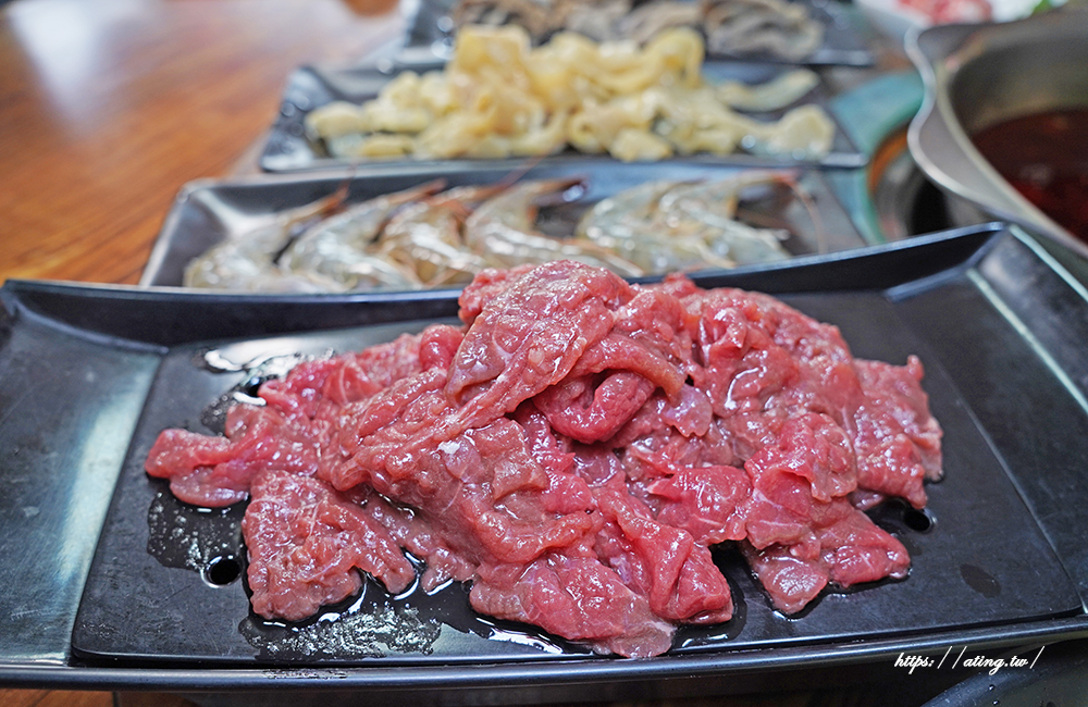 豐原十三涮重慶老火鍋｜祖傳秘製麻辣底料搭配超嫩手切溫體牛，自助吧吃到飽 CP 值爆表！