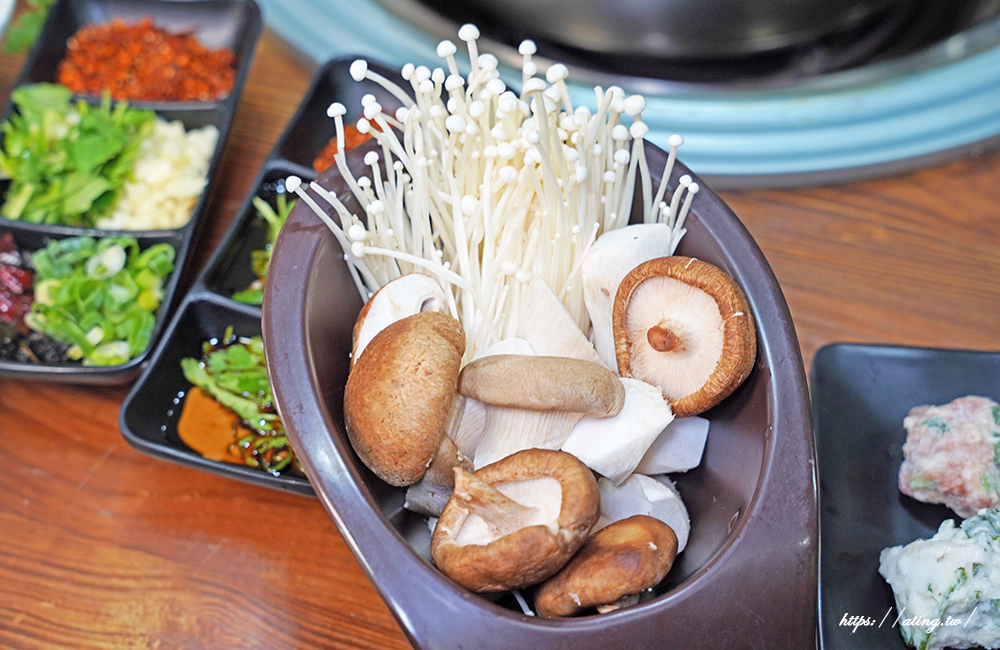 豐原十三涮重慶老火鍋｜祖傳秘製麻辣底料搭配超嫩手切溫體牛，自助吧吃到飽 CP 值爆表！