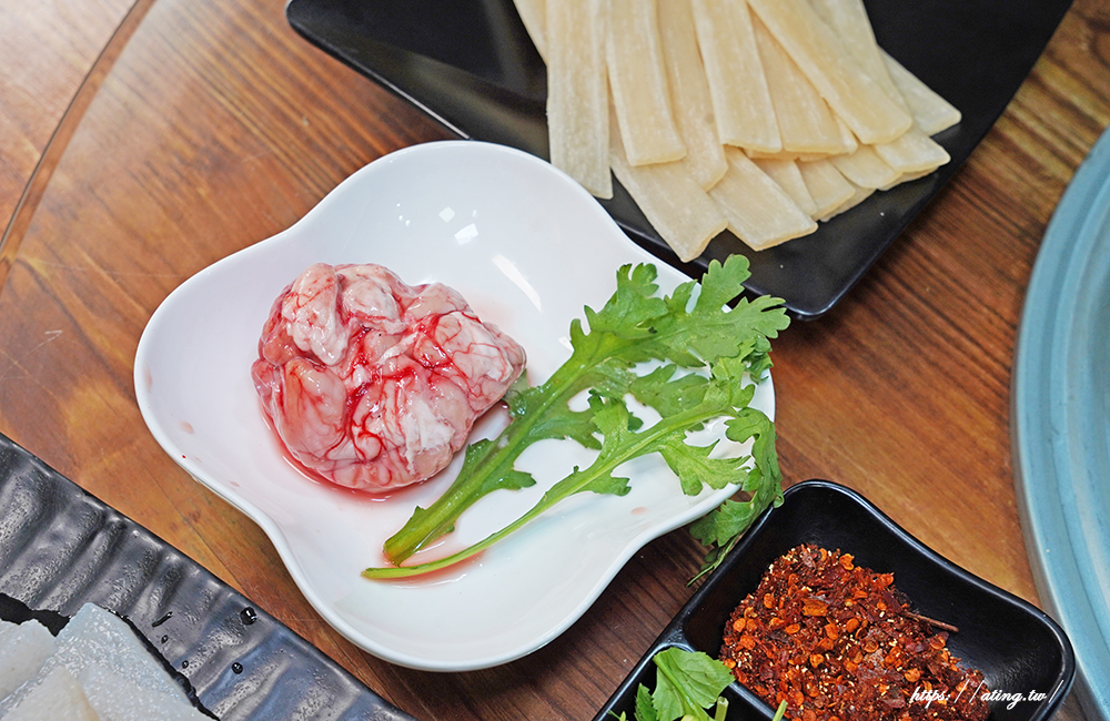 豐原十三涮重慶老火鍋｜祖傳秘製麻辣底料搭配超嫩手切溫體牛，自助吧吃到飽 CP 值爆表！