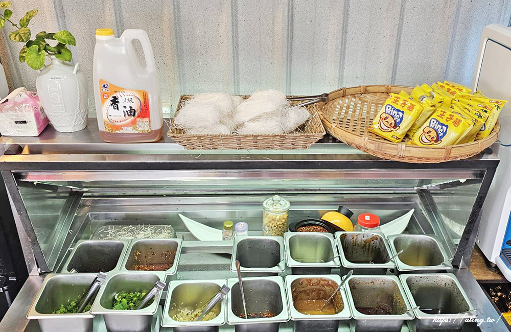 豐原十三涮重慶老火鍋｜祖傳秘製麻辣底料搭配超嫩手切溫體牛，自助吧吃到飽 CP 值爆表！