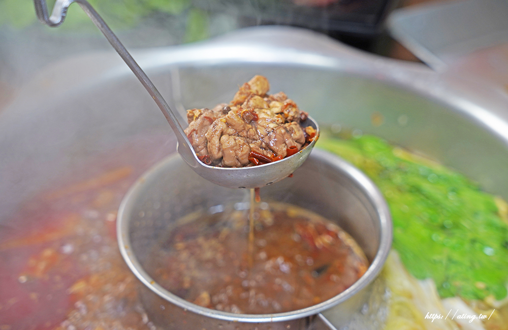 豐原十三涮重慶老火鍋｜祖傳秘製麻辣底料搭配超嫩手切溫體牛，自助吧吃到飽 CP 值爆表！