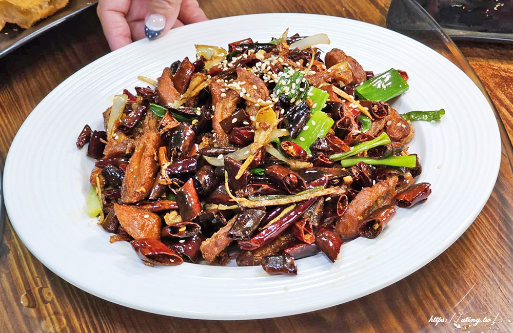 豐原十三涮重慶老火鍋｜祖傳秘製麻辣底料搭配超嫩手切溫體牛，自助吧吃到飽 CP 值爆表！