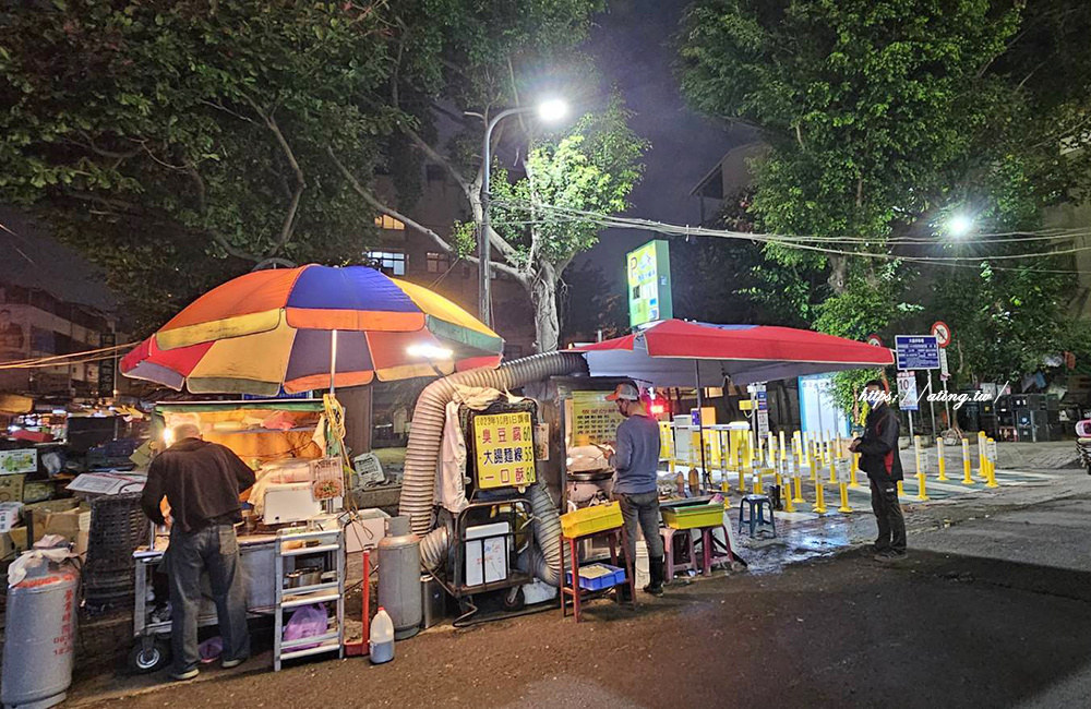 【台中美食】水湳市場隱藏版「河北臭豆腐」!在地人才知的宵夜外酥內嫩一口噴汁,配上爽脆泡菜小黃瓜太過癮! - 第1張圖 【台中美食】水湳市場隱藏版「河北臭豆腐」!在地人才知的宵夜外酥內嫩一口噴汁,配上爽脆泡菜小黃瓜太過癮!