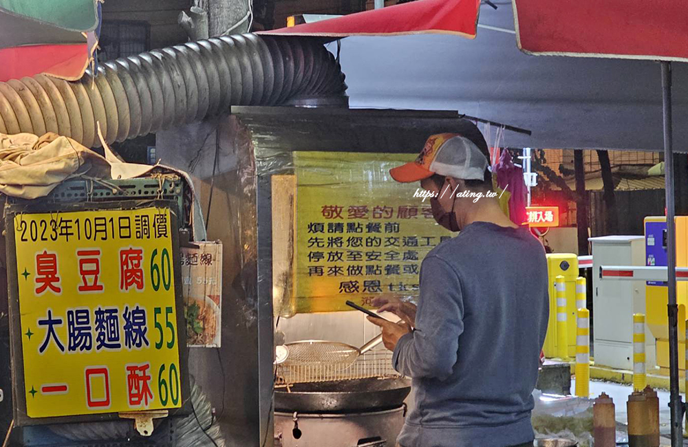 【台中美食】水湳市場隱藏版「河北臭豆腐」!在地人才知的宵夜外酥內嫩一口噴汁,配上爽脆泡菜小黃瓜太過癮! - 第2張圖 【台中美食】水湳市場隱藏版「河北臭豆腐」!在地人才知的宵夜外酥內嫩一口噴汁,配上爽脆泡菜小黃瓜太過癮!