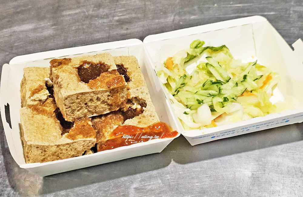 【台中美食】水湳市場隱藏版「河北臭豆腐」!在地人才知的宵夜外酥內嫩一口噴汁,配上爽脆泡菜小黃瓜太過癮! - 第3張圖 【台中美食】水湳市場隱藏版「河北臭豆腐」!在地人才知的宵夜外酥內嫩一口噴汁,配上爽脆泡菜小黃瓜太過癮!