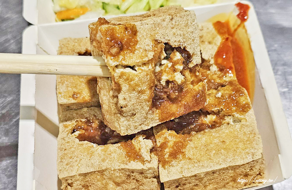 【台中美食】水湳市場隱藏版「河北臭豆腐」!在地人才知的宵夜外酥內嫩一口噴汁,配上爽脆泡菜小黃瓜太過癮! - 第5張圖 【台中美食】水湳市場隱藏版「河北臭豆腐」!在地人才知的宵夜外酥內嫩一口噴汁,配上爽脆泡菜小黃瓜太過癮!