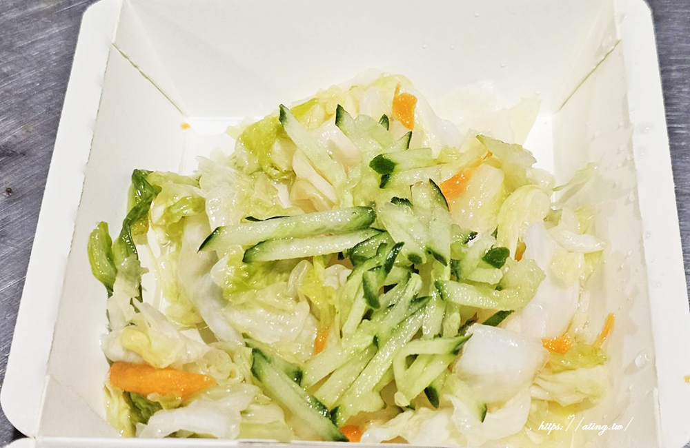 【台中美食】水湳市場隱藏版「河北臭豆腐」!在地人才知的宵夜外酥內嫩一口噴汁,配上爽脆泡菜小黃瓜太過癮! - 第6張圖 【台中美食】水湳市場隱藏版「河北臭豆腐」!在地人才知的宵夜外酥內嫩一口噴汁,配上爽脆泡菜小黃瓜太過癮!