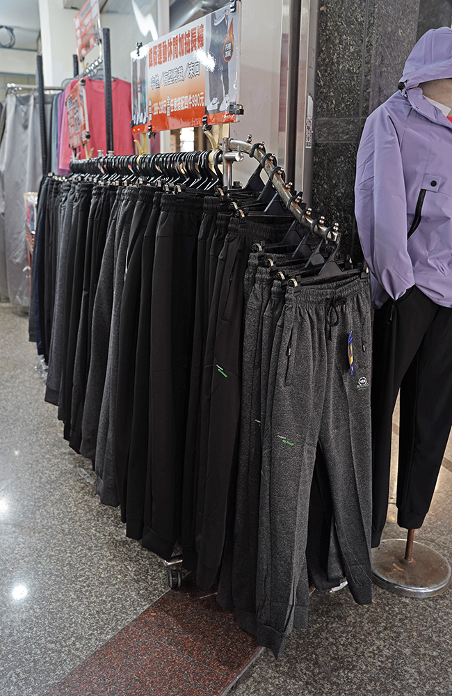 台中大里德芳路原廠犀牛黑科技機能服飾特賣會開跑全館100元起~任搭四件990元~ - 第17張圖 台中大里德芳路原廠犀牛黑科技機能服飾特賣會開跑全館100元起~任搭四件990元~