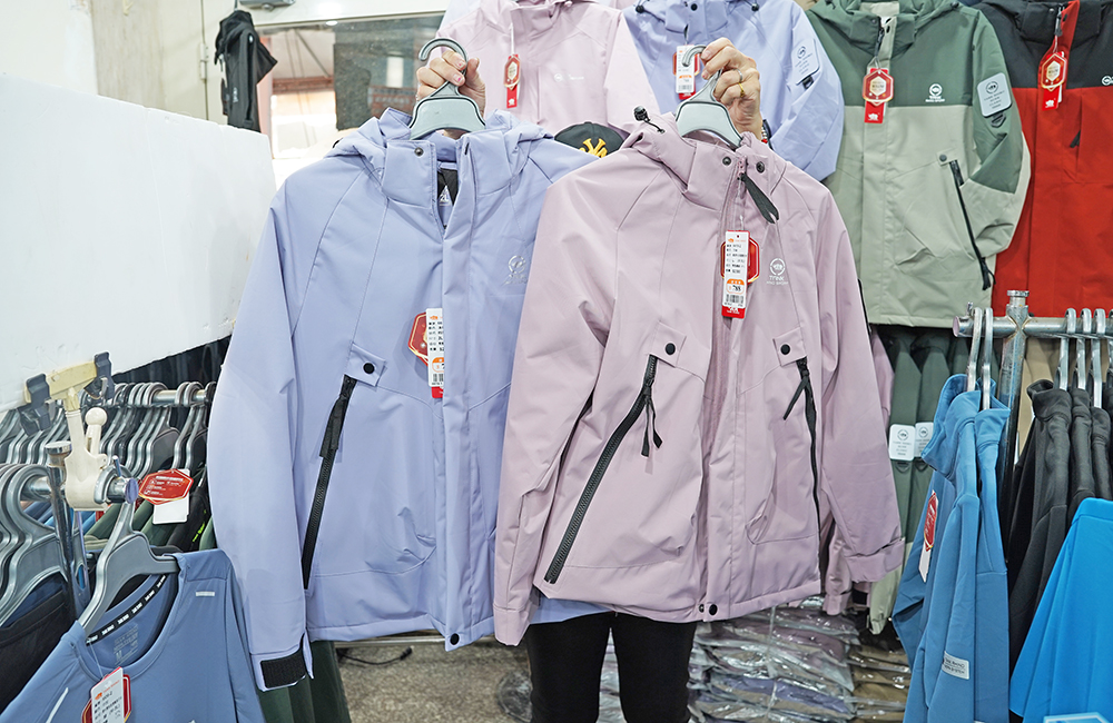 台中大里德芳路原廠犀牛黑科技機能服飾特賣會開跑全館100元起~任搭四件990元~ - 第34張圖 台中大里德芳路原廠犀牛黑科技機能服飾特賣會開跑全館100元起~任搭四件990元~