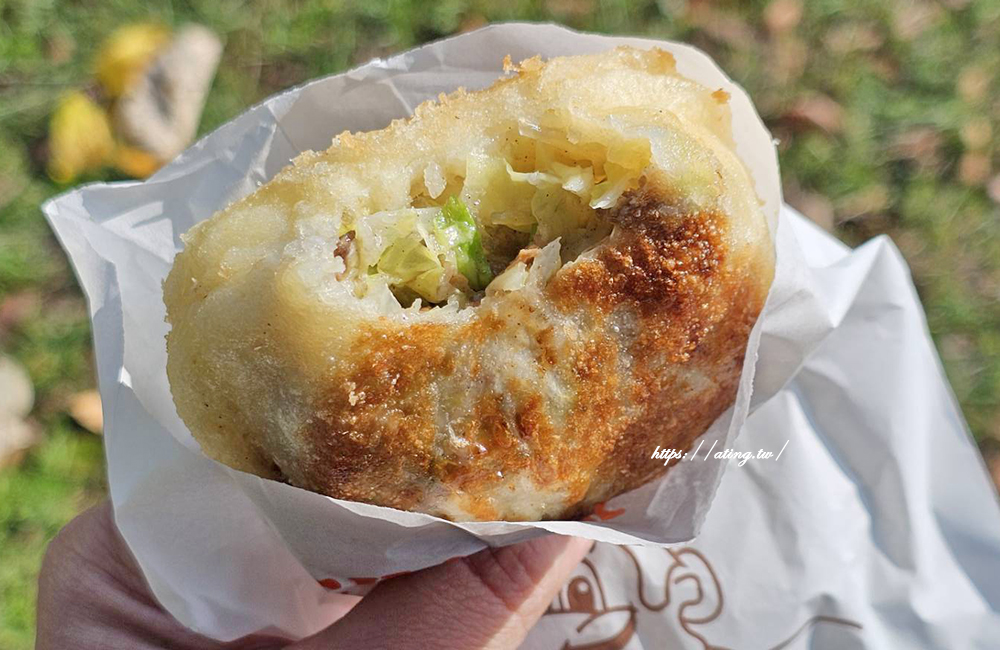 台中江媽媽水煎包$20/顆純手工現包現煎、只賣一種口味高麗菜外皮煎至金黃色內餡飽滿