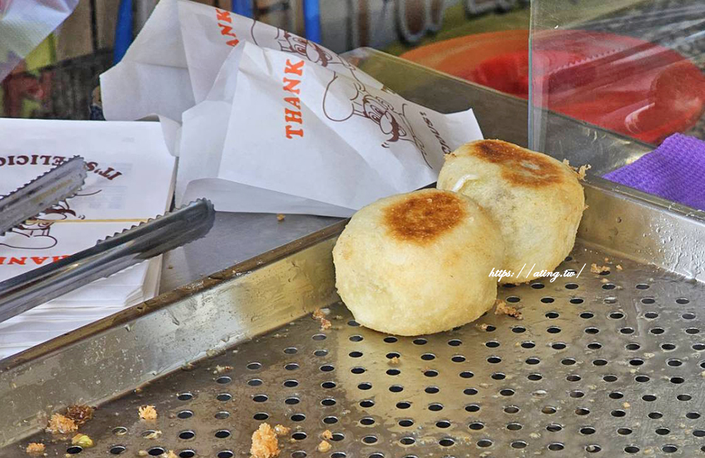 台中江媽媽水煎包$20/顆純手工現包現煎、只賣一種口味高麗菜外皮煎至金黃色內餡飽滿