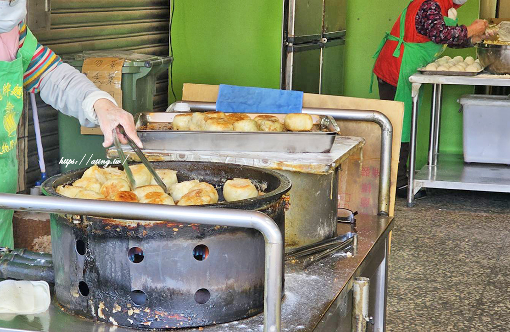 台中江媽媽水煎包$20/顆純手工現包現煎、只賣一種口味高麗菜外皮煎至金黃色內餡飽滿