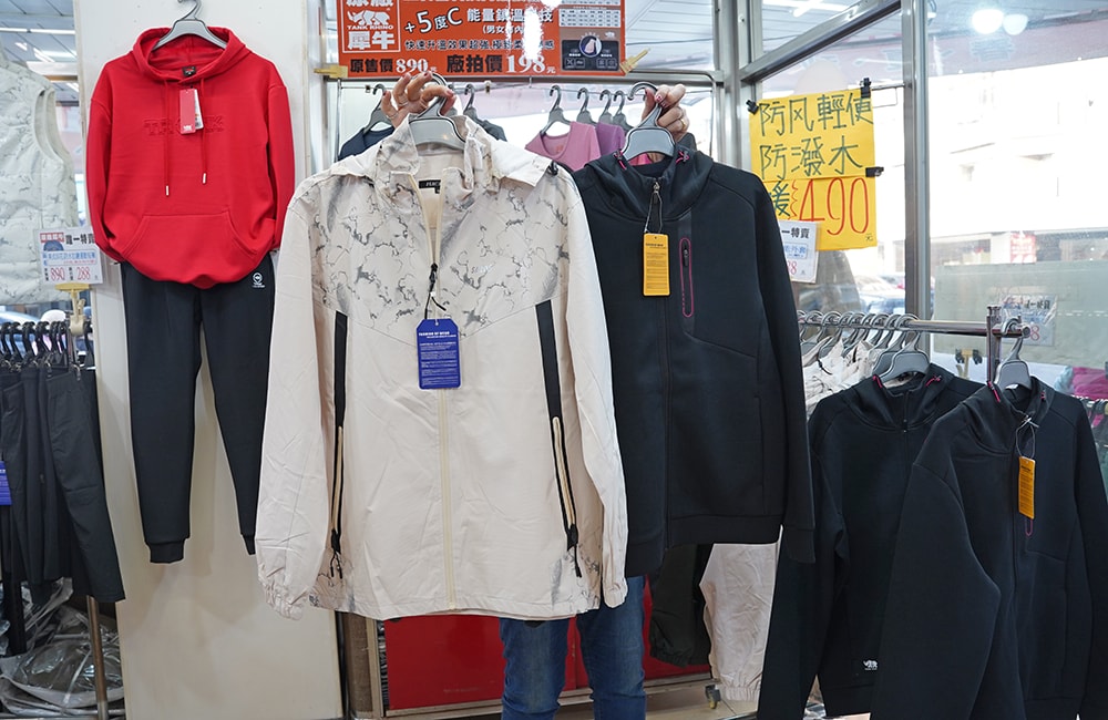 台中西區東興路原廠犀牛黑科技機能服飾特賣會開跑全館100元起~任搭四件990元~