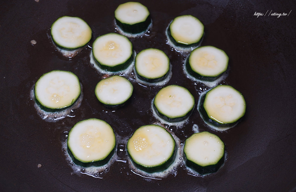 fried courgette with egg03