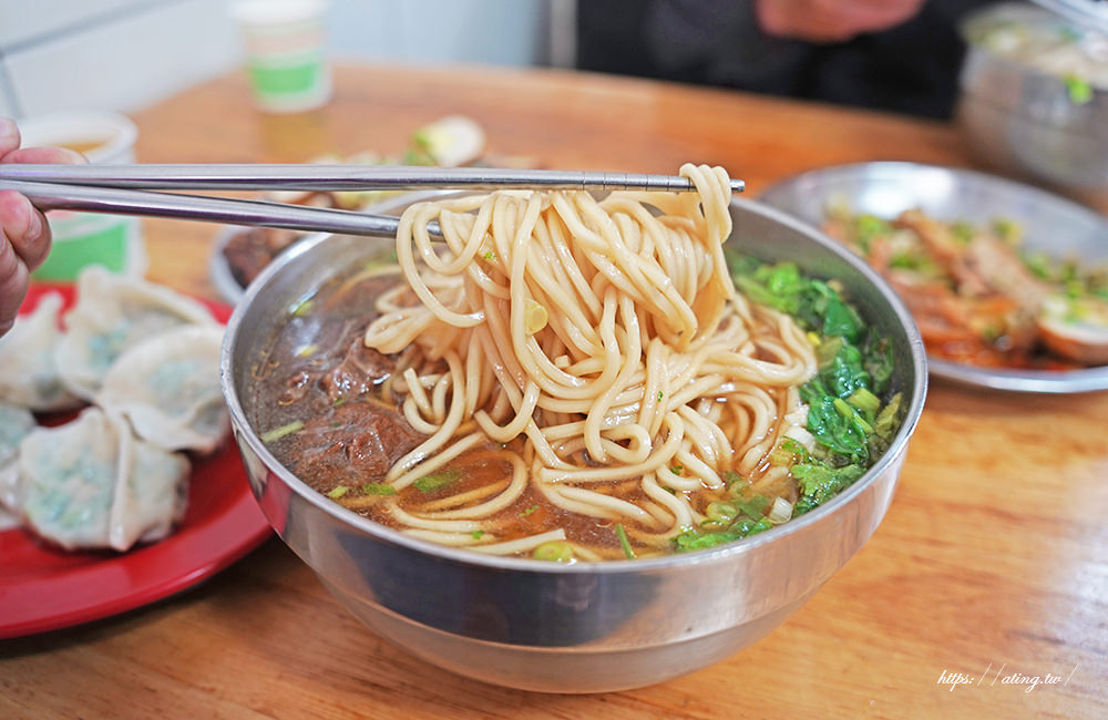南北小吃水湳市場美食牛肉麵$85元超大一碗、魯味多種選項超平價
