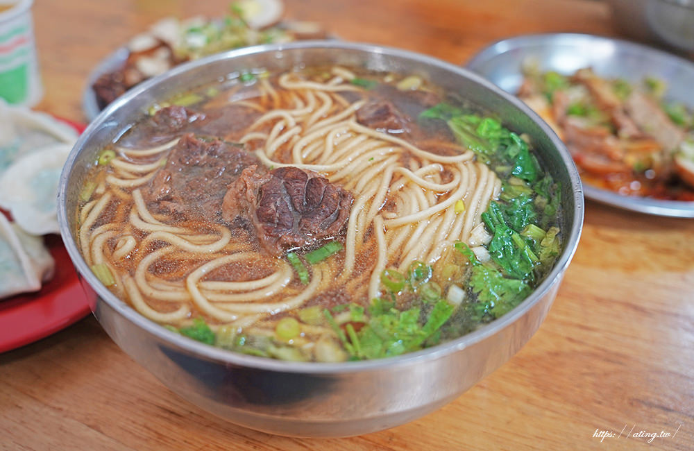 南北小吃水湳市場美食牛肉麵$85元超大一碗、魯味多種選項超平價