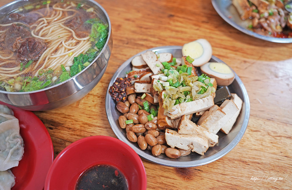 南北小吃水湳市場美食牛肉麵$85元超大一碗、魯味多種選項超平價