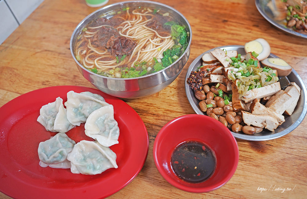 南北小吃水湳市場美食牛肉麵$85元超大一碗、魯味多種選項超平價